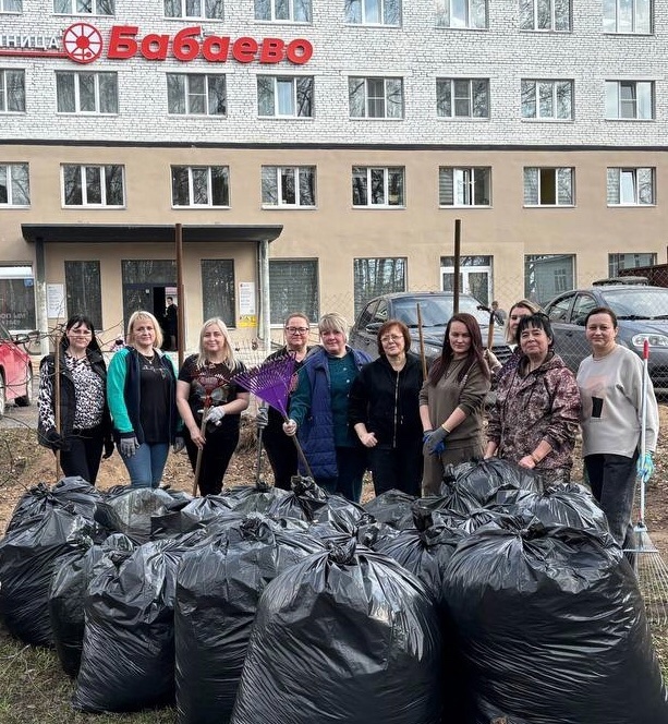 Более 2000 человек, в том числе и сотрудники нашего учреждения в п.Пяжелка, с.Борисово-Судское, г.Бабаево, приняли участие в едином субботнике Министерства социальной защиты населения области.