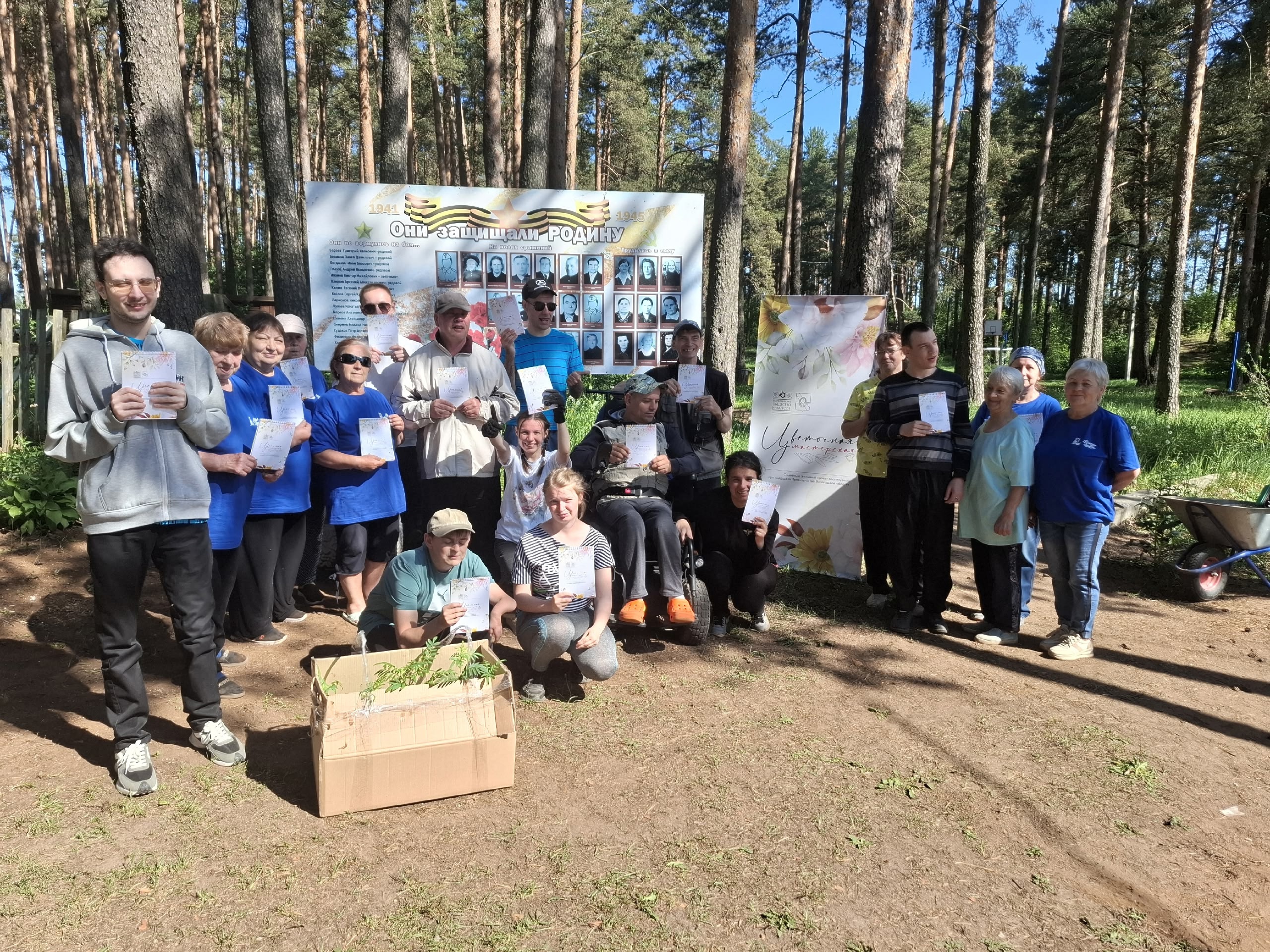 Ребята из клуба "Кристалл" с серебряными волонтёрами высадили цветы